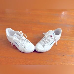 Reebok classics size 7mens /8 women’s (euro 39) white. Barely worn